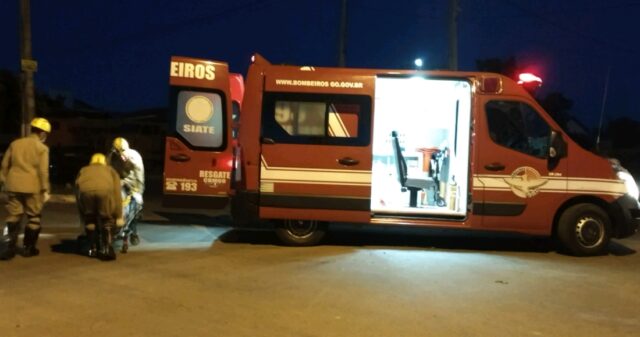 Mãe e filho ficam feridos em colisão entre carro e moto
