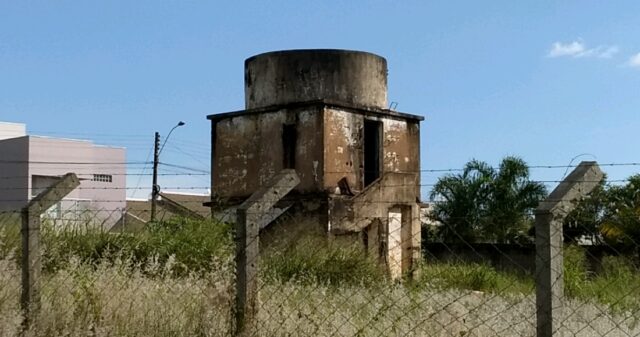 Caixa abandonada em lote baldio causa insegurança aos moradores
