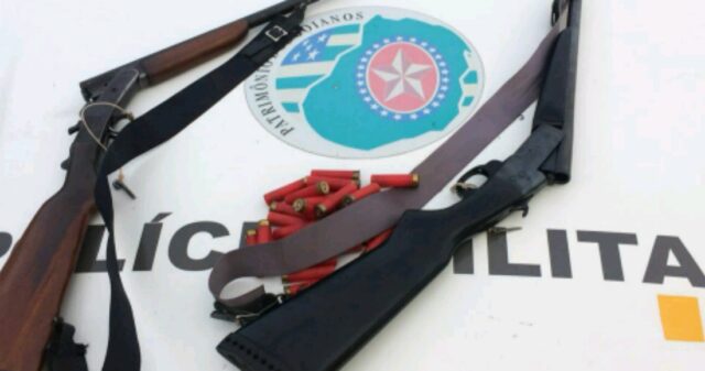 Dois suspeitos foram presos por porte ilegal de arma de fogo no município de Ouvidor