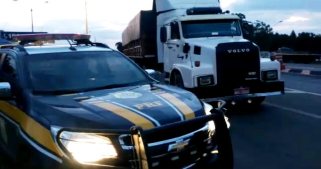 Motorista Bêbado dirigindo carreta com 30 ton. de soja é preso na BR 050 em Catalão