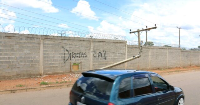 Poste quebrado após acidente causa perigo no Setor Santa Rita