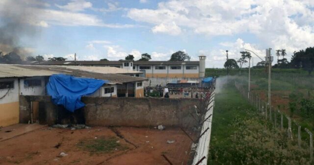 Rebelião deixa 9 detentos mortos violentamente, 17 feridos e 106 foragidos, em Goiás