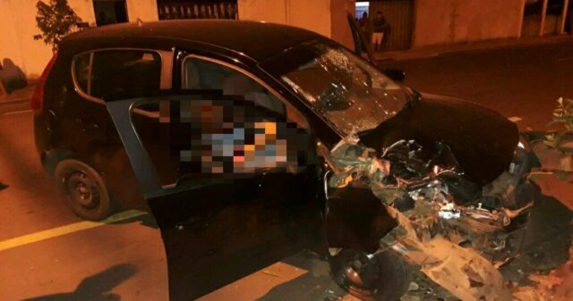 Motorista perde controle de veículo e bate em uma árvore na rua Mandaguari