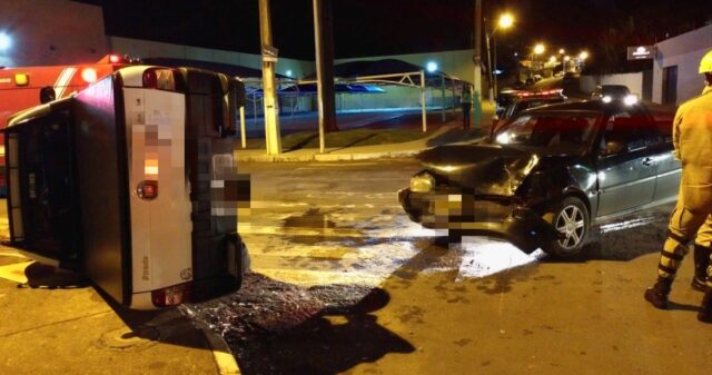 Colisão entre dois veículos na Avenida Raulina Fonseca Paschoal