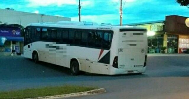 Ônibus fica preso em rua de elevação