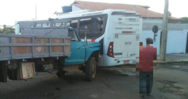 Caminhão bate na traseira de ônibus