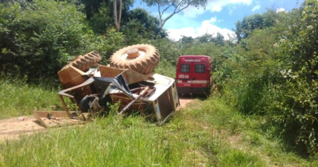 Trator tomba na região de Ipameri, e motorista é encaminhado de helicóptero para Goiânia