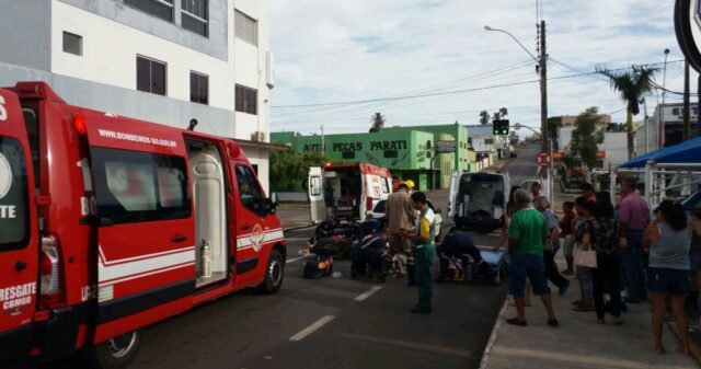 Três pessoas ficam feridas em acidente envolvendo duas motos