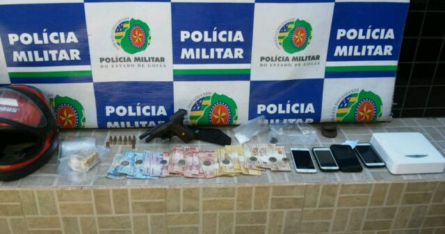 Polícia Militar realiza apreensão de vários objetos e uma motocicleta