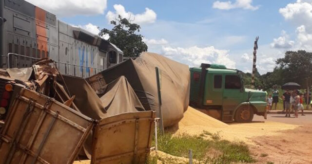 Colisão com trem deixa carreta destruído em Ipameri