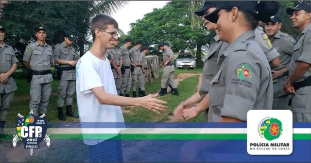 Alunos de formação de praças da PM visita jovem após cirurgia