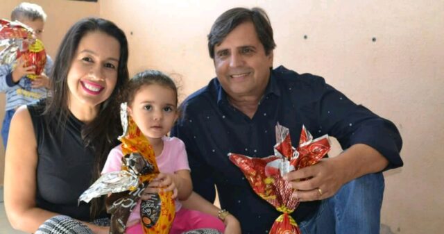 Prefeito e primeira dama de Ouvidor realizam entrega de ovos de Páscoa