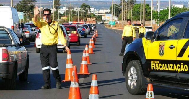 Multas de trânsito poderão ser pagas parceladas, Detran regulamenta pagamentos de multas com cartão de débito e crédito
