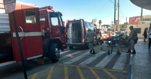 Bombeiros resgatam mulher em cima de telhado no centro de Catalão