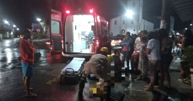 Mulher fica ferida em acidente envolvendo carro e moto