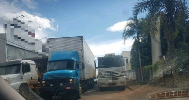 Moradores do bairro Castelo Branco II reclamam de rua bloqueada por caminhões