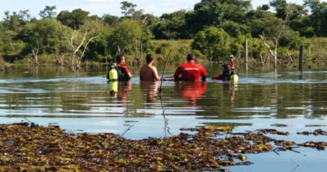 Equipes de mergulhadores do CBMGO resgatam corpo de vítima por afogamento no alagado do Rio Verdinho