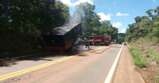 Guarnição do Corpo de Bombeiros de Ipameri efetuou um combate a um incêndio em um veículo de grande porte