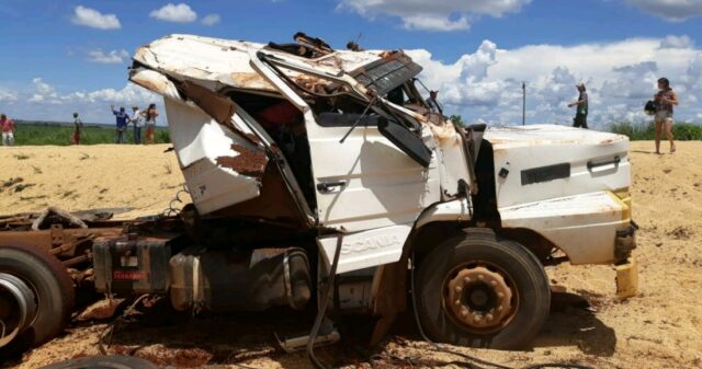 Motorista de carreta passa mal e envolve em acidente na GO 213