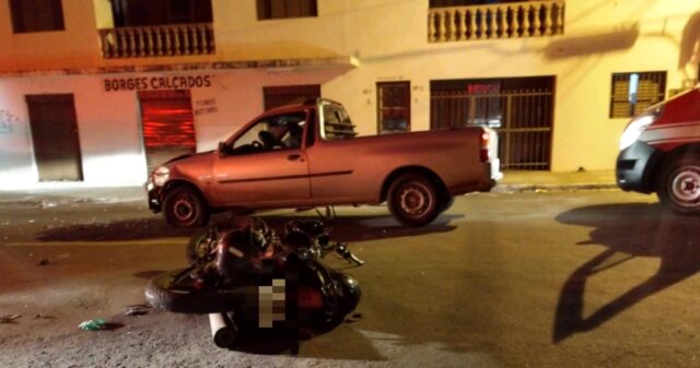 Motociclista fica ferido em colisão frontal entre moto e carro