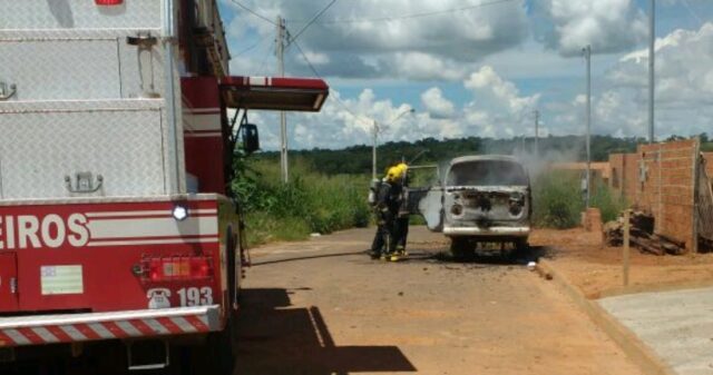 Corpo de Bombeiros combate incêndio em veículo, em Catalão