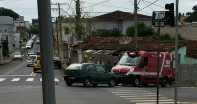 Colisão entre Carro e Moto na Rua Araguaia