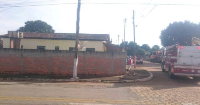 Bombeiros combatem incêndio em residência na cidade Ouvidor