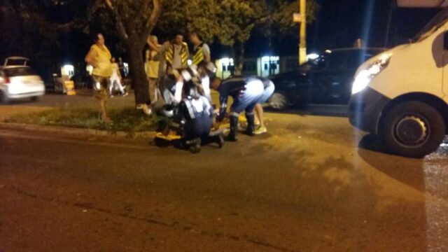 Mulher passa mal e cai da garupa de moto em movimento