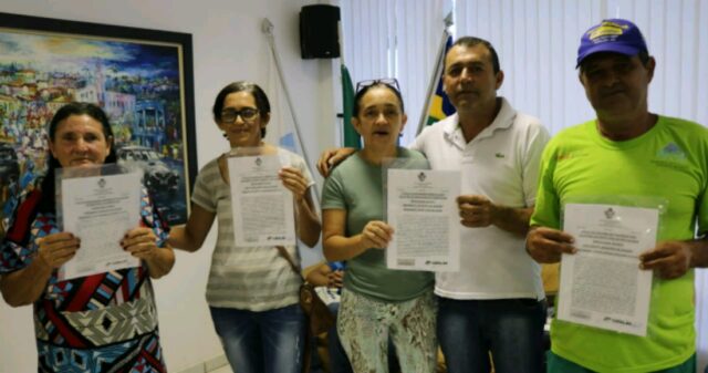 Mais de 50 escrituras públicas de terrenos são entregues aos catalanos pela Prefeitura de Catalão