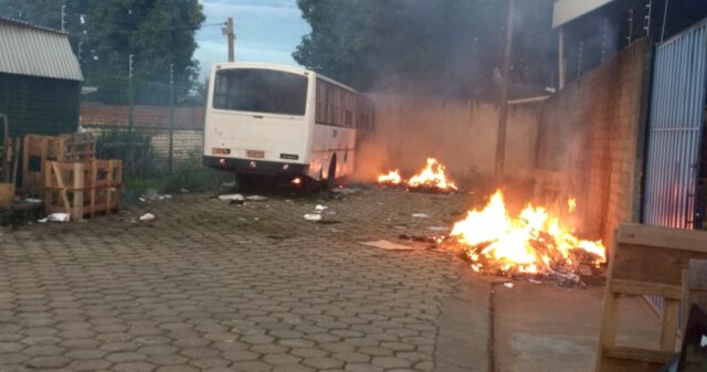 Bombeiro de Catalão combate incêndio em ônibus abandonado.