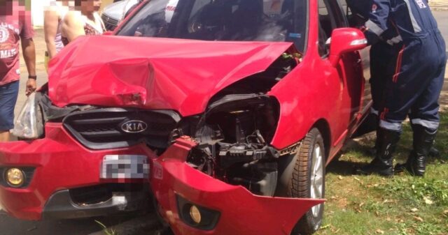 Colisão contra árvore deixa motorista ferida no Bairro Margon