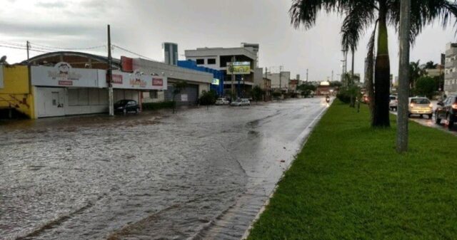 Chuva deixa várias ruas alagadas e estragos em estabelecimentos em Uberlândia