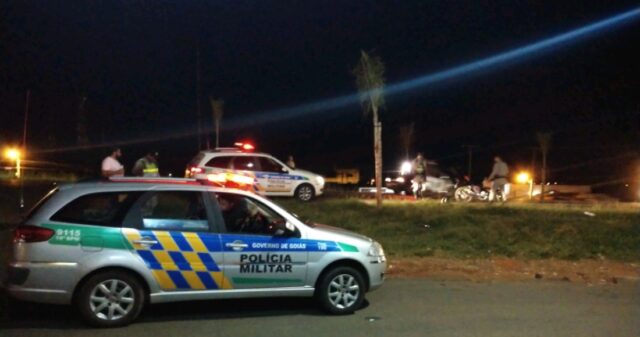 Motocicleta envolve em acidente após fugir de abordagem policial