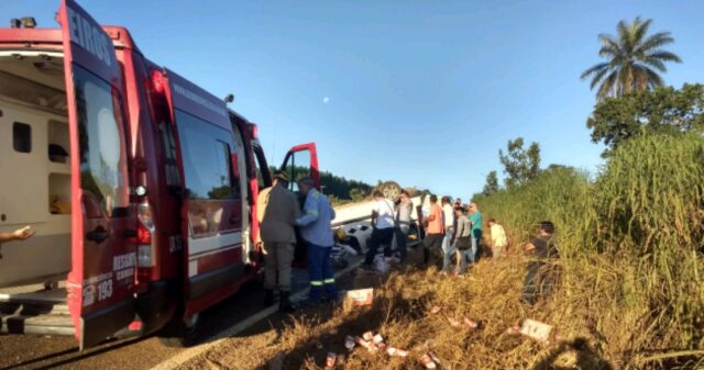 Mãe e filha ficam feridas em capotamento na GO 330 entre Catalão e Ouvidor