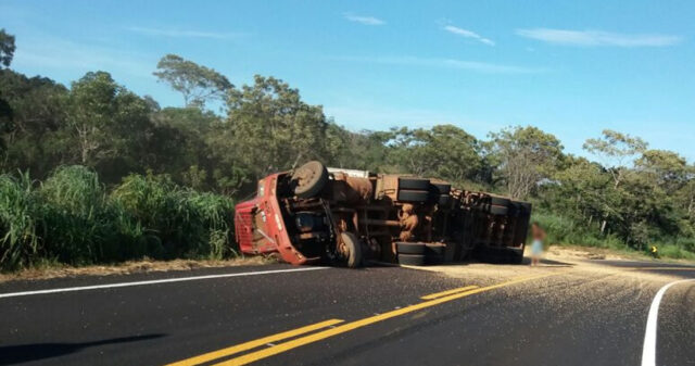 Carreta com soja tomba após curva, na GO 213 em Ipameri