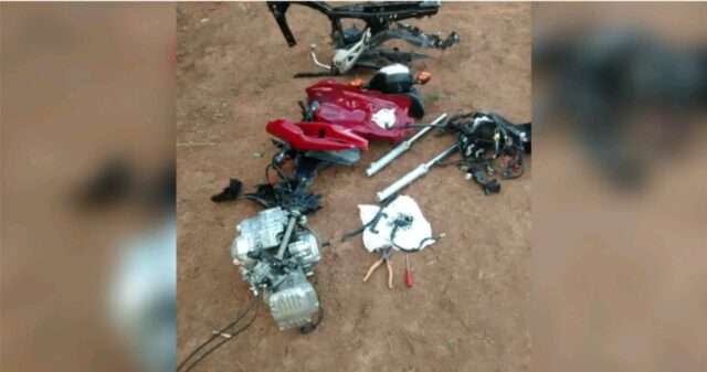 Polícia Civil de Catalão localiza moto depenada.