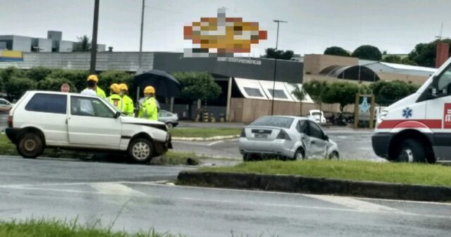 Colisão entre dois veículos no trevo do Posto Jk