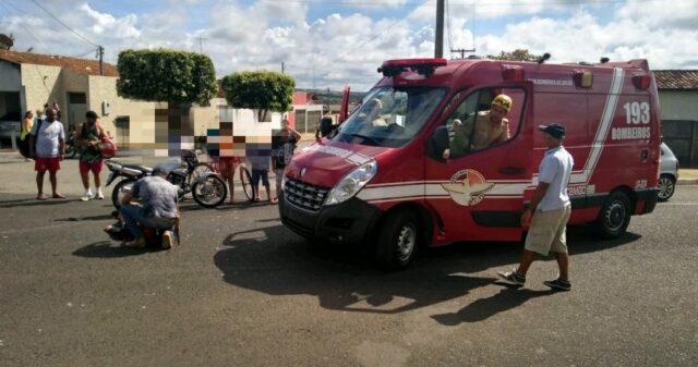 Colisão entre duas motocicletas deixa duas pessoas feridas