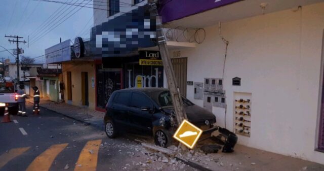 Motorista perde o controle direcional e colide carro contra poste, em Catalão
