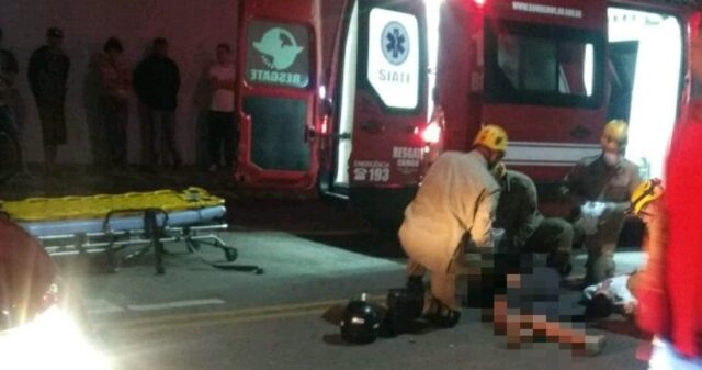 Colisão entre carro e moto deixa duas pessoas feridas