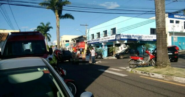 Acidente entre carro e moto deixa jovem ferida no Centro de Catalão
