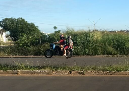Criança é flagrada sem capacete em motocicleta em Catalão
