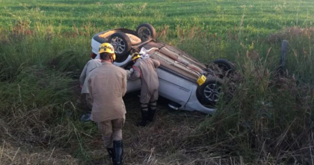 Motorista fica ferida durante capotamento na GO 330 entre Três Ranchos e Ouvidor