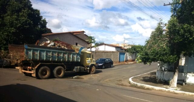 Ouvidor: Prefeitura intensifica limpeza dos lotes baldios