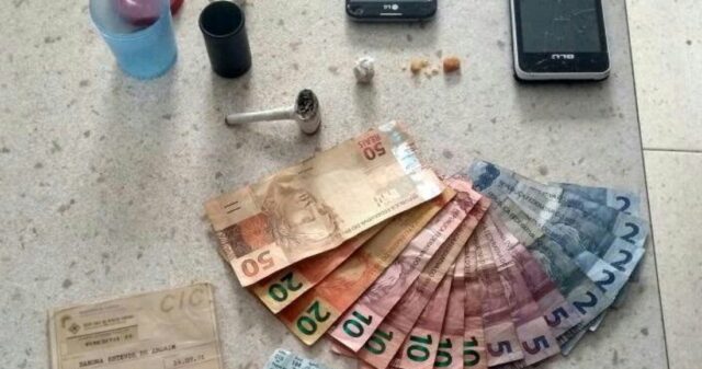 Polícia Militar prende mulher suspeita por traficante de drogas em Catalão