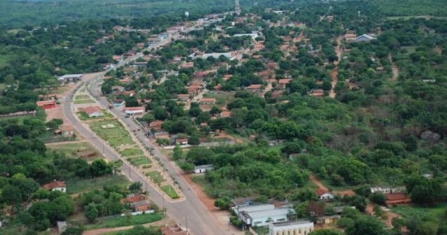 Três crianças são encontradas em casa com casal morto, em Campos Verdes