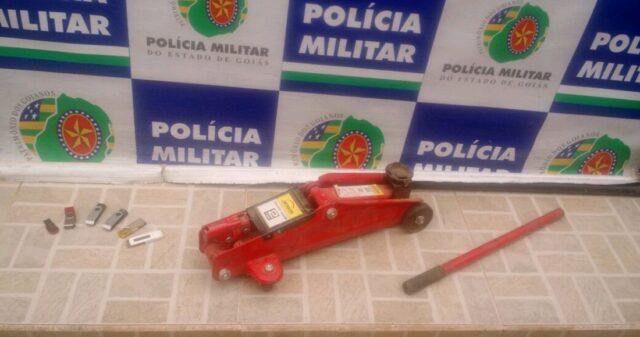 Homem é preso em flagrante após furto em veículo