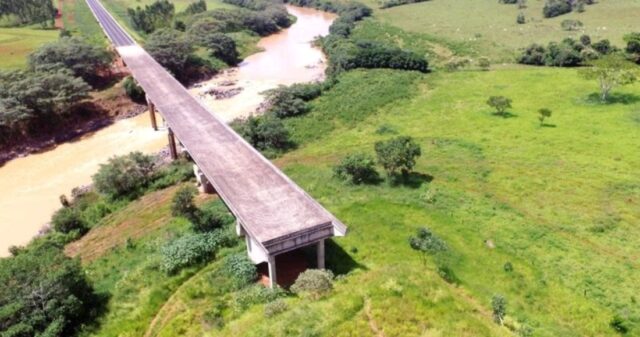 Veiculo cai da ponte sem encabeçamento na divisa entre Goiás e Minas Gerais