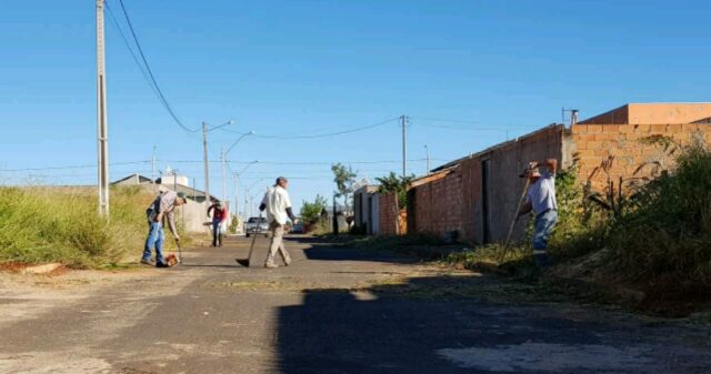 A Prefeitura Municipal de Ouvidor realiza o corte de mato nos passeios públicos e terrenos vazios da cidade.