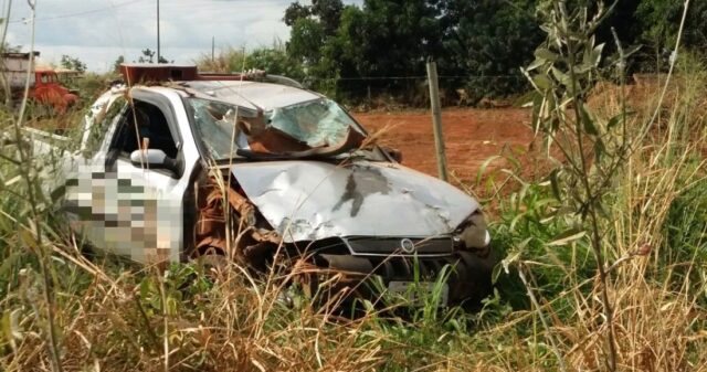 Veículo capota na GO-330 perímetro urbano de Catalão e deixa duas pessoas feridas